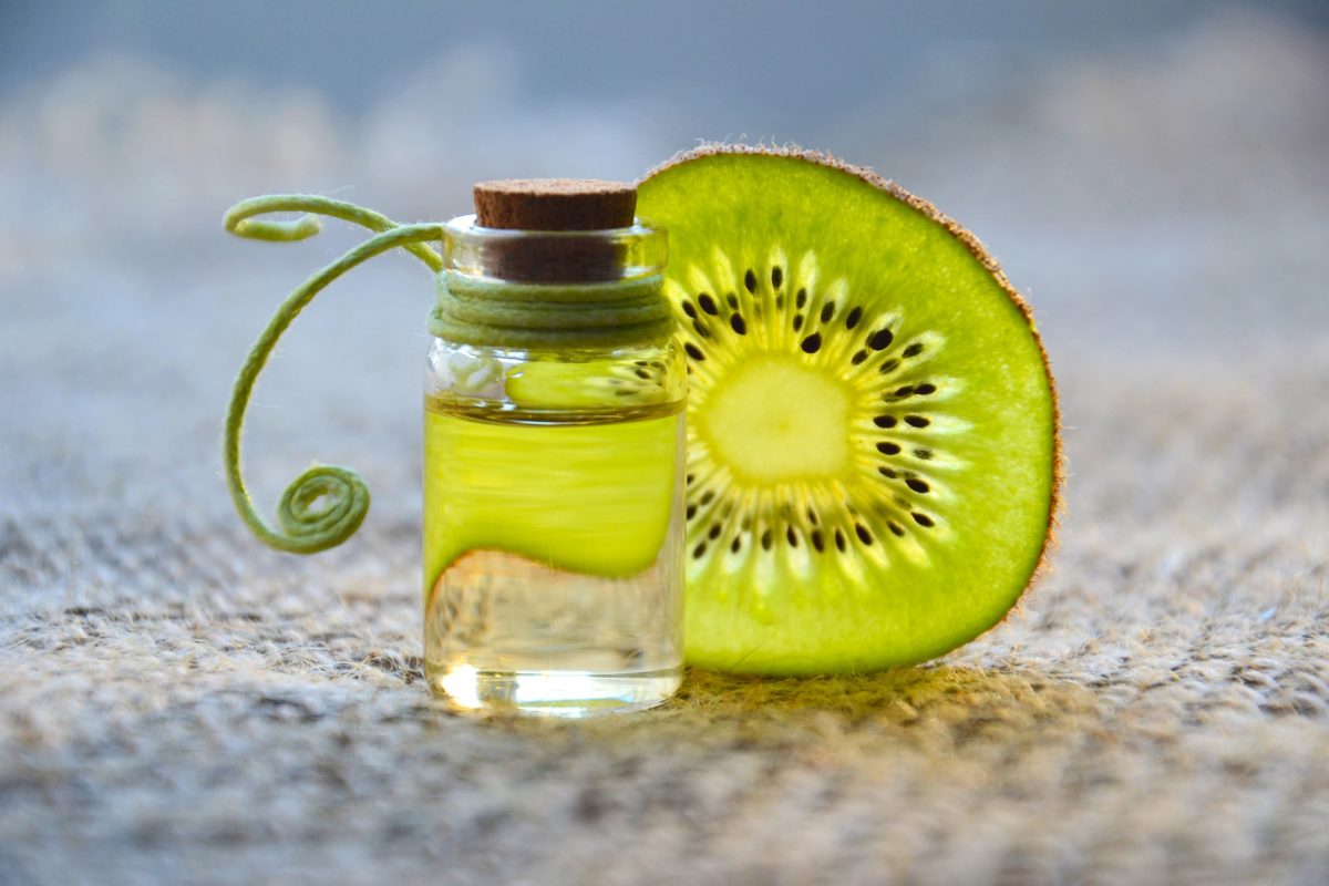 Huile de massage et une rondelle de kiwi